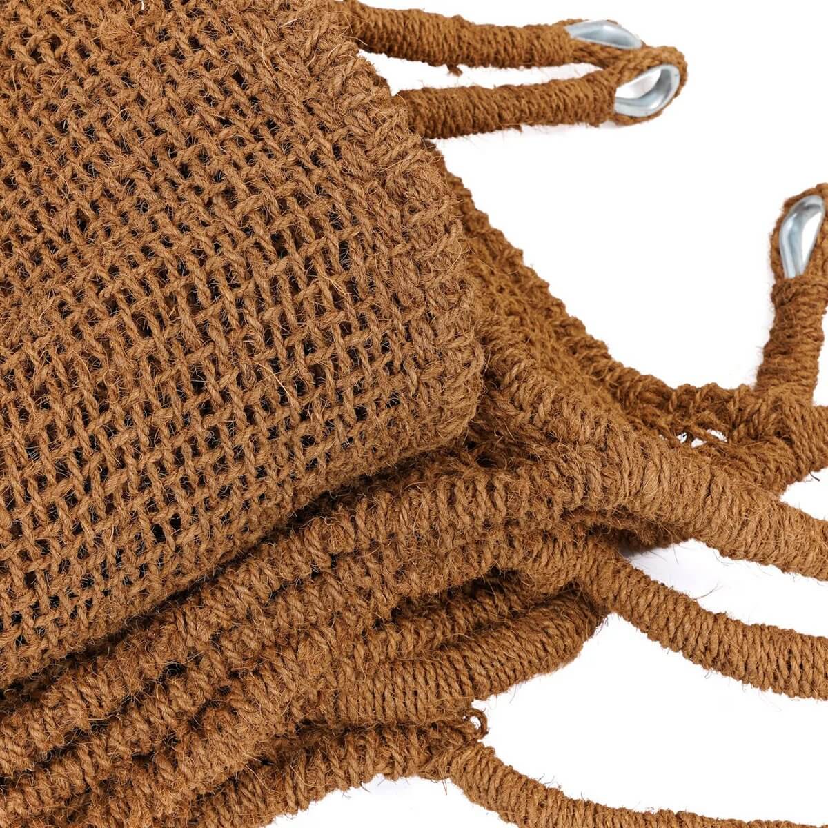 Detail of De Coco Shade Driehoekig in natural hue, handwoven for a Bohemian outdoor vibe, perfect for stylish gardens or terraces.