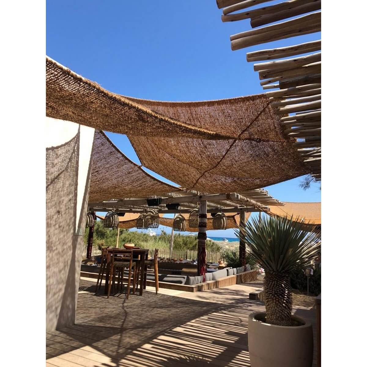 Bohemian De Coco Shade Driehoekig provides elegant shade, adding serenity and style to your outdoor space with natural woven texture.
