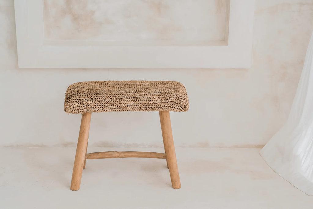Stylische raffia kruk voor binnen- of overdekte buitenruimtes, perfect om een zomerse sfeer toe te voegen.