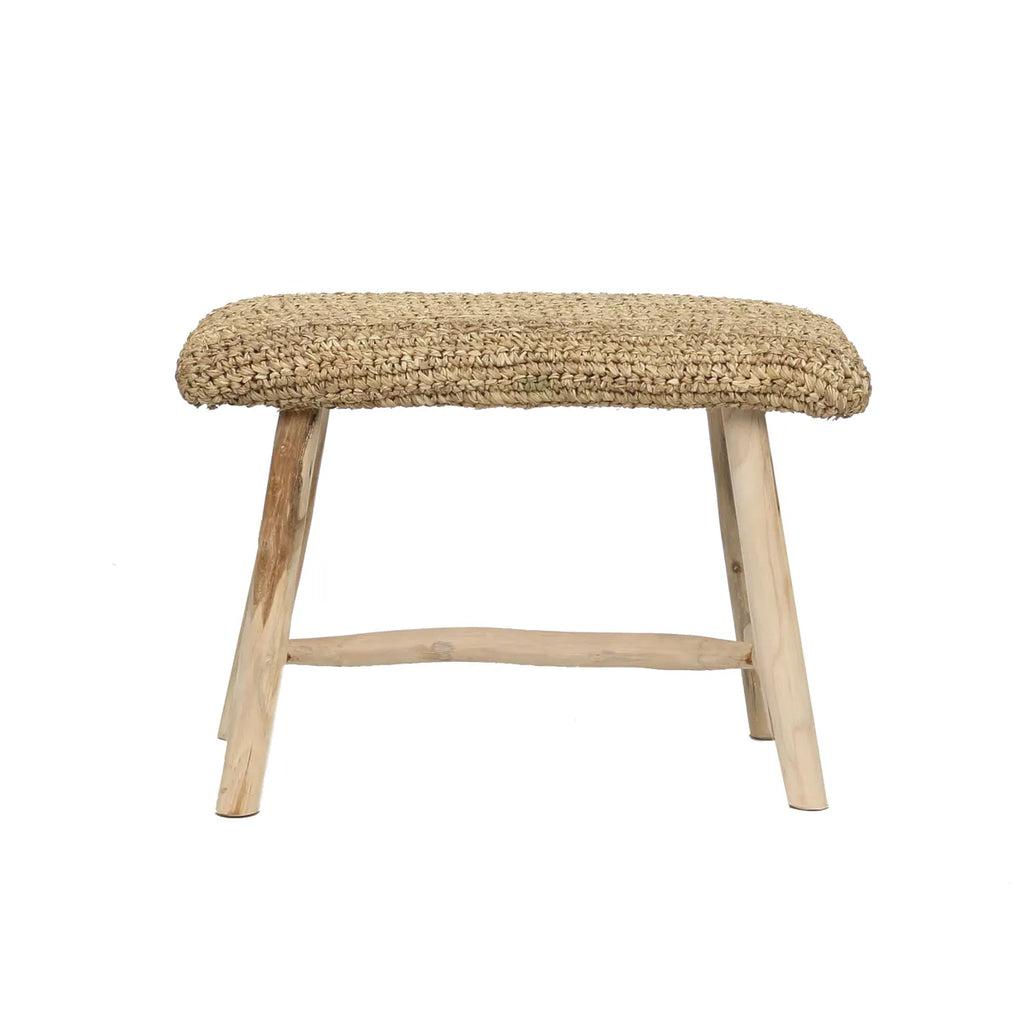 Raffia kruk voor een zomerse sfeer in huis of tuin, ideaal voor binnen- of overdekte buitenruimtes. Stijlvolle natuurlijke uitstraling.