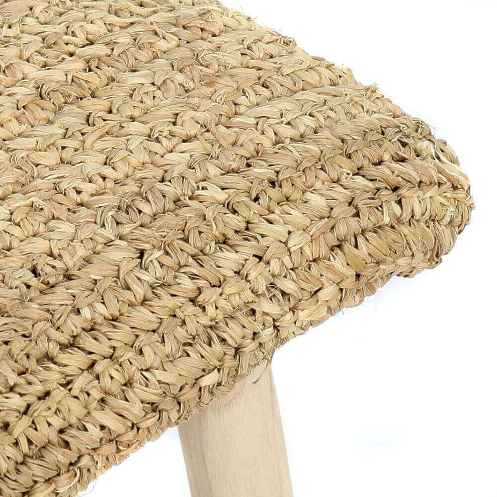 Natuurlijke raffia kruk voor binnen- of buitenruimtes, perfect voor een zomerse sfeer. Stijlvol en handgeweven voor decoratieve veelzijdigheid.