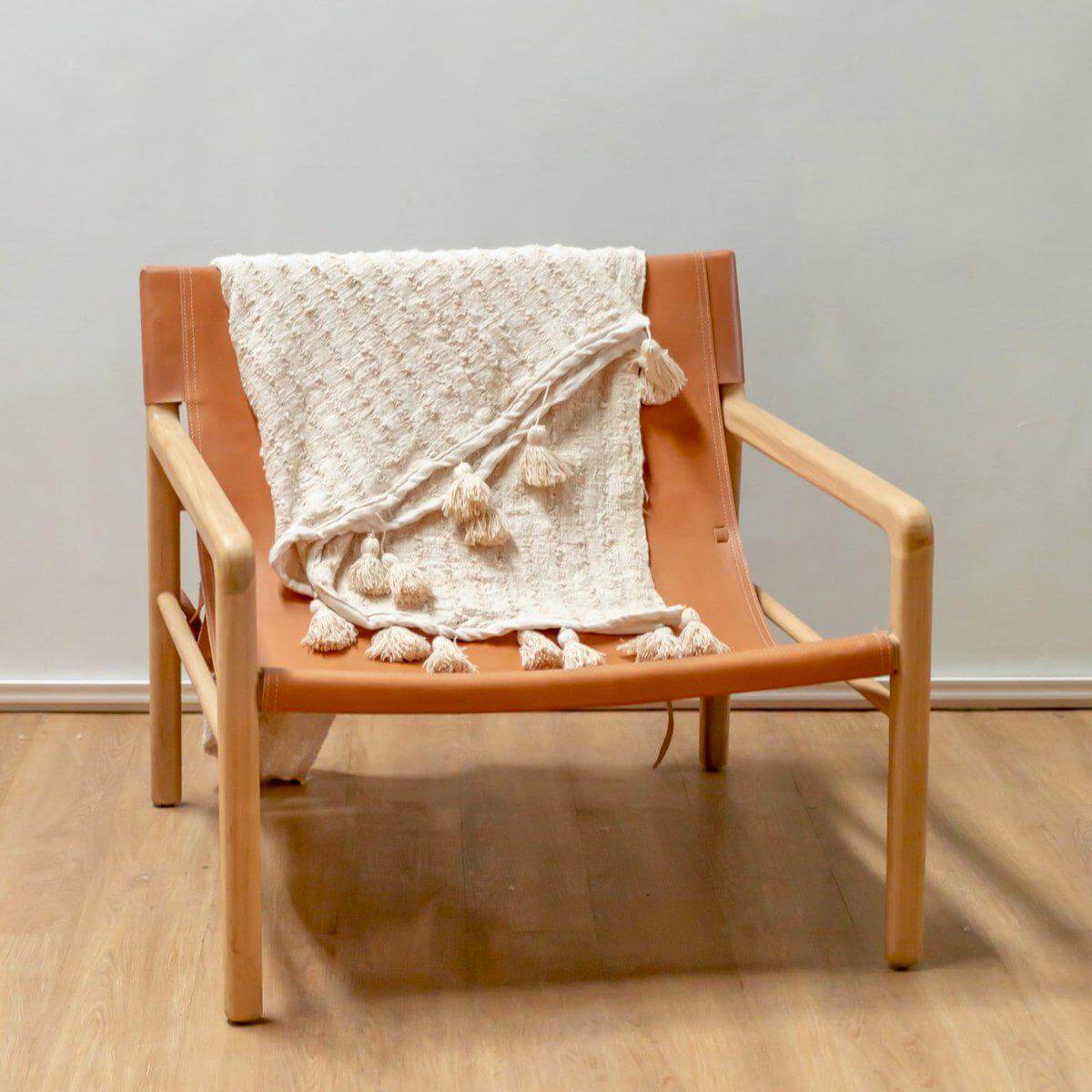 Boho katoenen deken met franjes op een houten stoel, handgeweven en natuurlijk, 110x200 cm, perfect als sprei of decoratieve plaid.