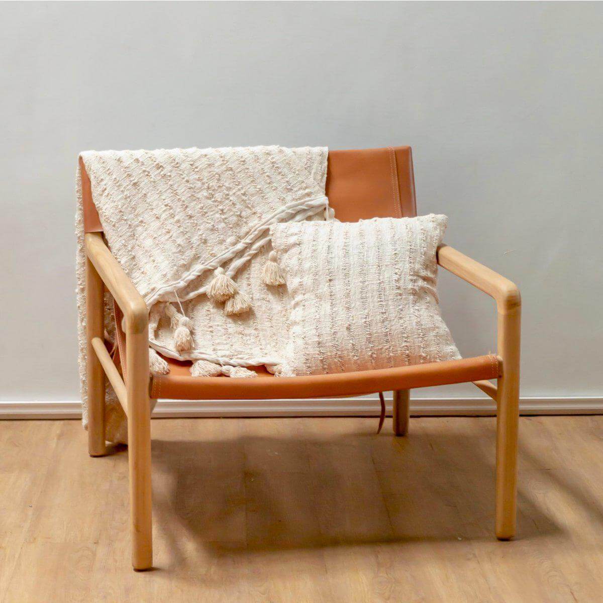 Boho katoenen deken en kussen op lederen stoel, handgeweven met franjes, ideaal voor decoratieve sprei, 110x200 cm, natuurlijk katoen