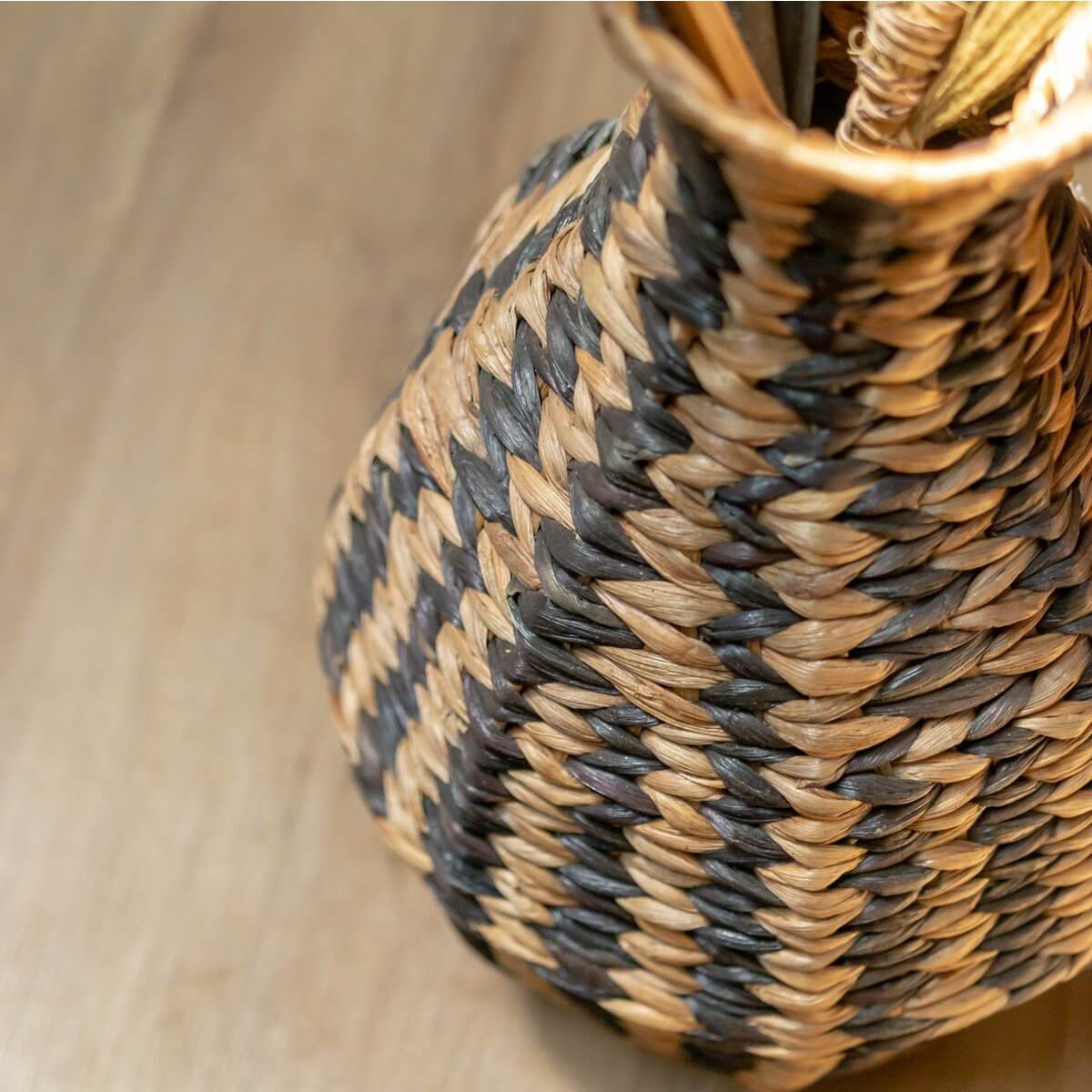 Boho Vaas DAYANA van waterhyacint met strepen in natuurkleur en zwart, handgemaakt en duurzaam, perfect voor gedroogde bloemen.
