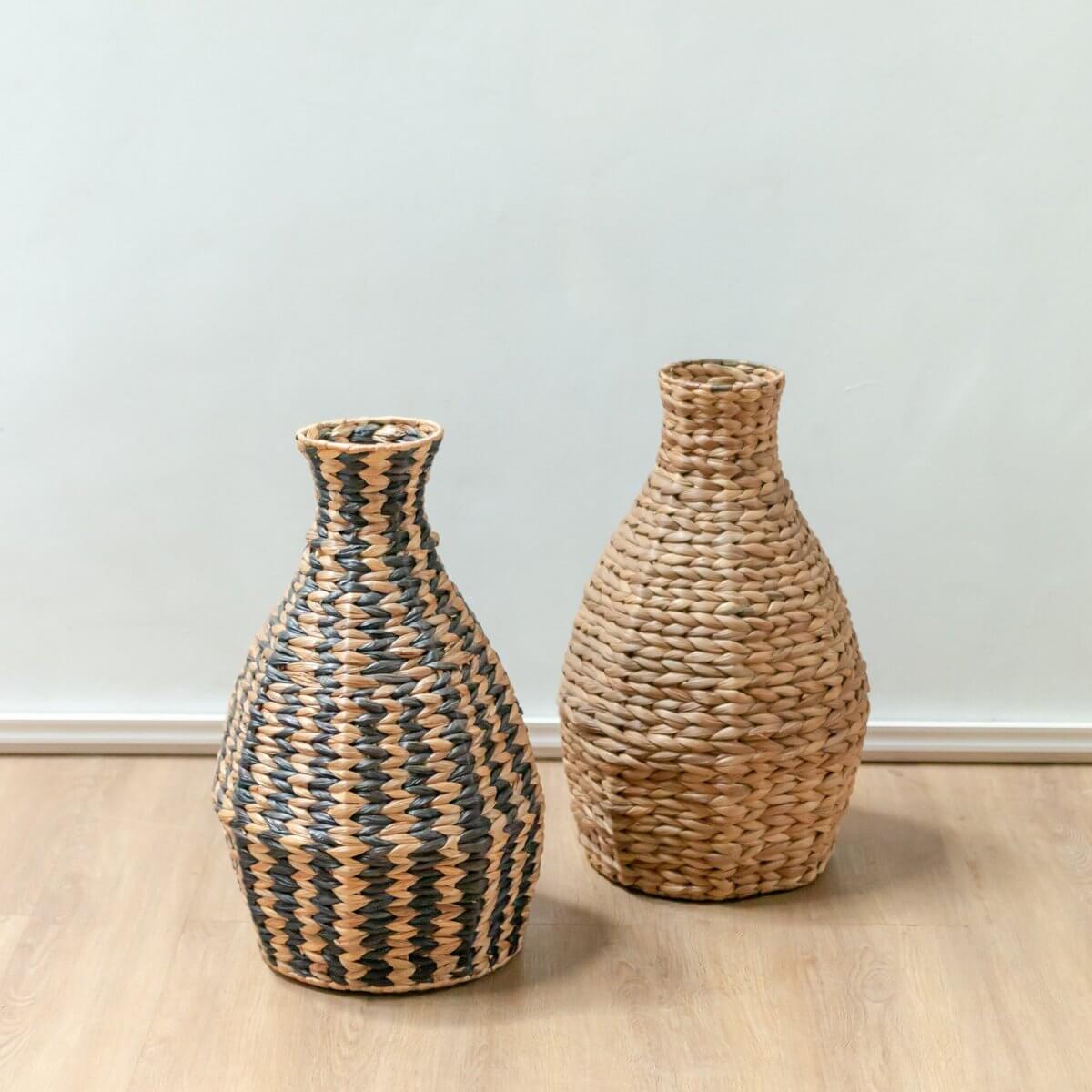 Boho vaas DAYANA van waterhyacint, handgemaakt met naturelkleur en zwart, perfecte match voor gedroogde bloemen, milieuvriendelijk.