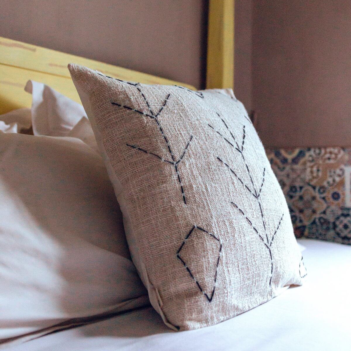 Boho kussen SERAJA handgeweven katoen, perfecte blikvanger voor bed of bank, duurzaam en eerlijk.