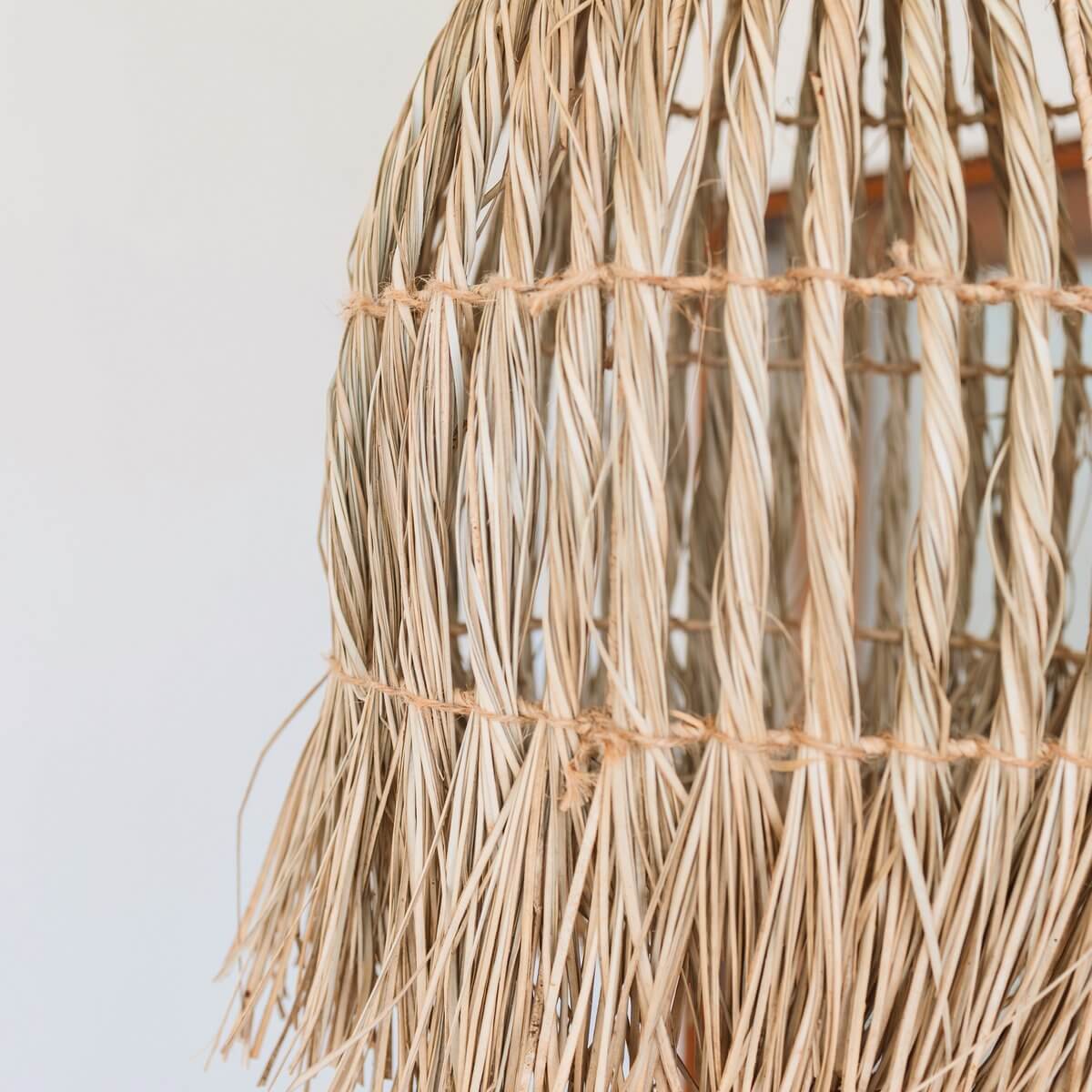 Detail van handgeweven boho lampenkap Lampung van zeegras, stralend natuurlijke elegantie.