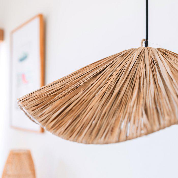 Boho lampenkap Tampah van raffia in een lichte kamer voor een uitnodigende sfeer.