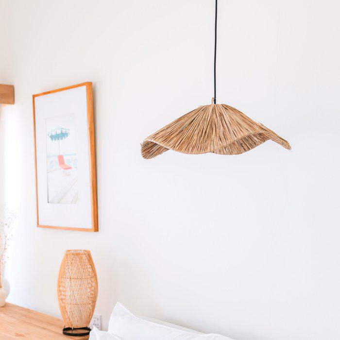 Alt Tag: Handgemaakte Boho raffia lampenkap Tampah (Ø 53 cm) hangt in een rustige kamer, creëert een warme en uitnodigende sfeer.