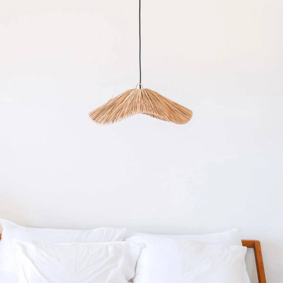 Boho Tampah lampenkap hangend boven bed, handgemaakt raffia weefsel creëert warme sfeer in interieur, Ø 53 cm.
