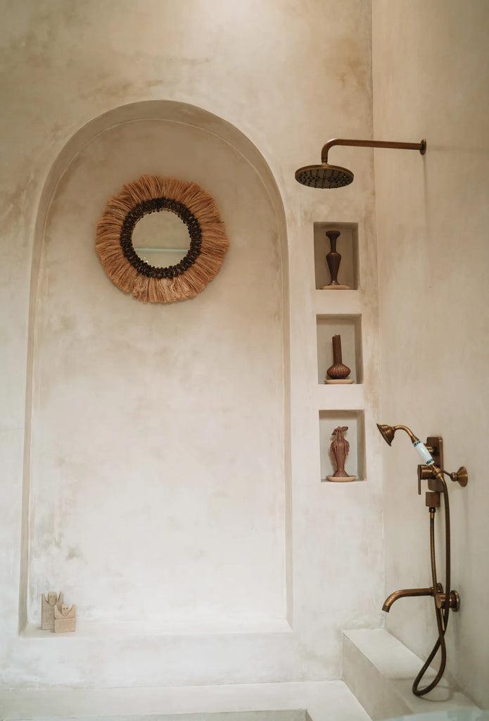 Stijlvolle boho spiegel Mowgli in een moderne badkamer, voegt sfeer en diepte toe aan je interieur.