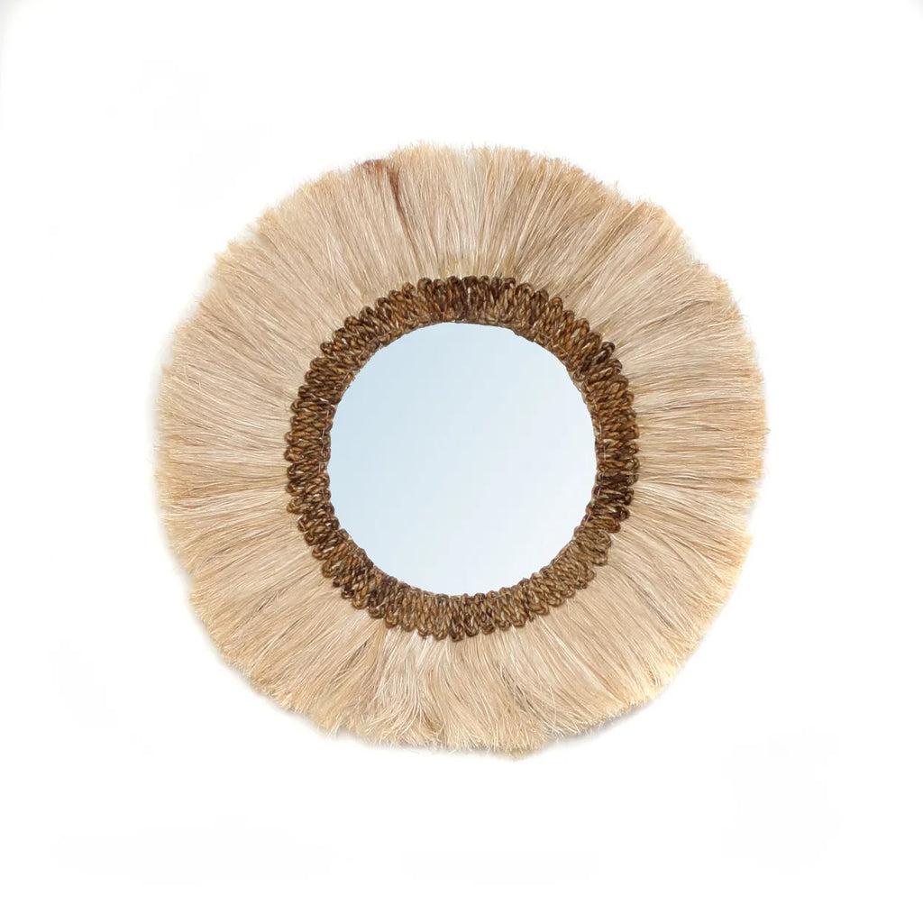 Ronde Boho spiegel Mowgli met een handgemaakte frame, brengt sfeer en diepte in je interieur, perfect voor een stijvolle decoratie.
