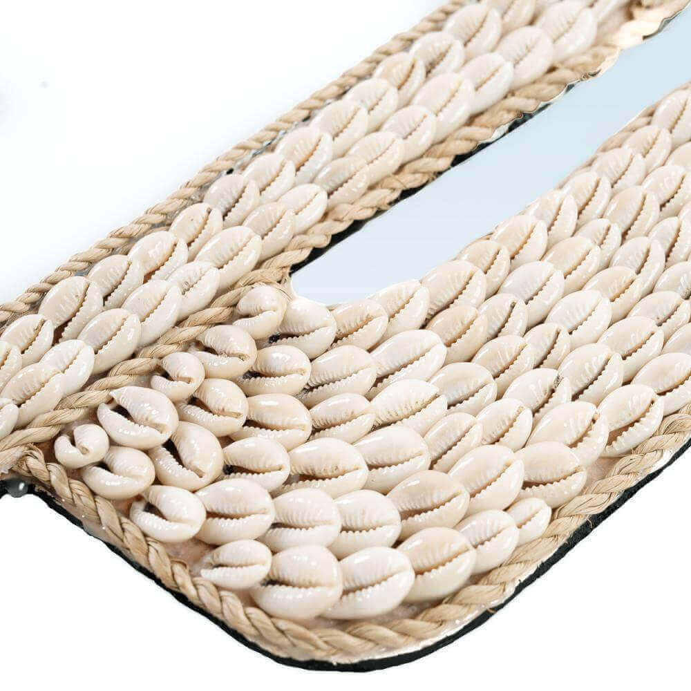 Boho spiegel The Cactus Shell met kaurischelpen, perfect voor boho interieur zoals in gang of damestoilet. Ideaal geschenkidee.