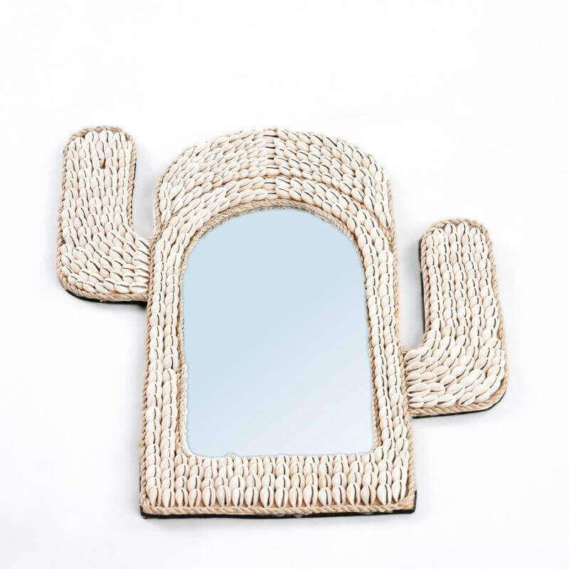 Cactusvormige spiegel met kaurischelpen, perfect voor boho interieur of als cadeau. Charmante spiegel voor hal of damestoilet.