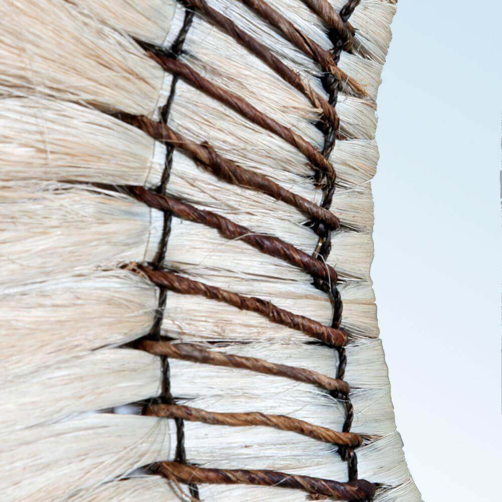 Detail van de Boho spiegel "The Pretty Blonde" met natuurlijke grasstructuur voor een warme, stijlvolle touch in je interieur.