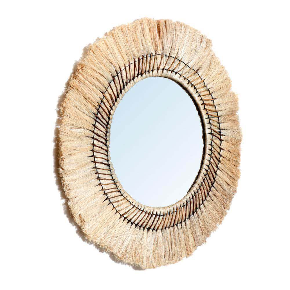 Boho spiegel The Pretty Blonde van natuurgras voor natuurlijke touch in interieur.