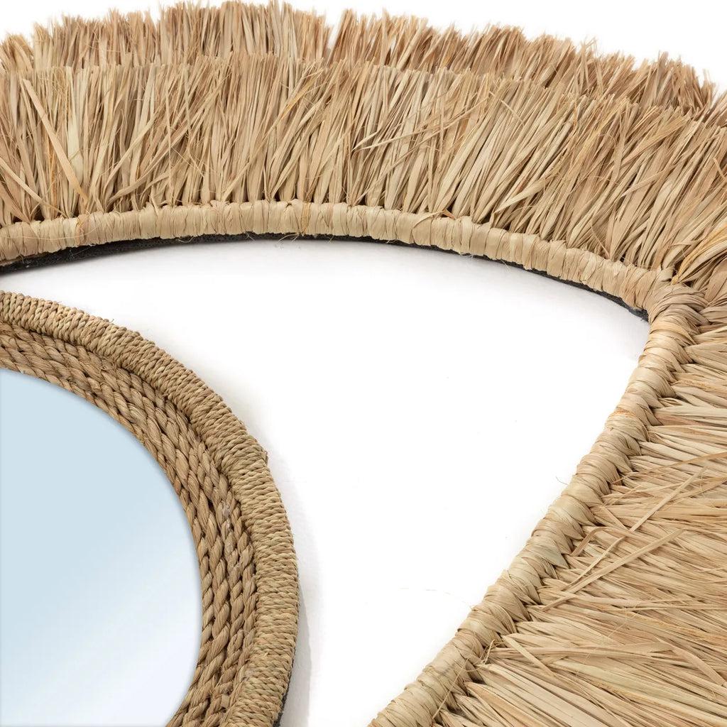 Boho raffia spiegel met oogvormig design, perfect voor kust en boho interieur. Ideaal als muurdecoratie in hal, woonkamer of slaapkamer.