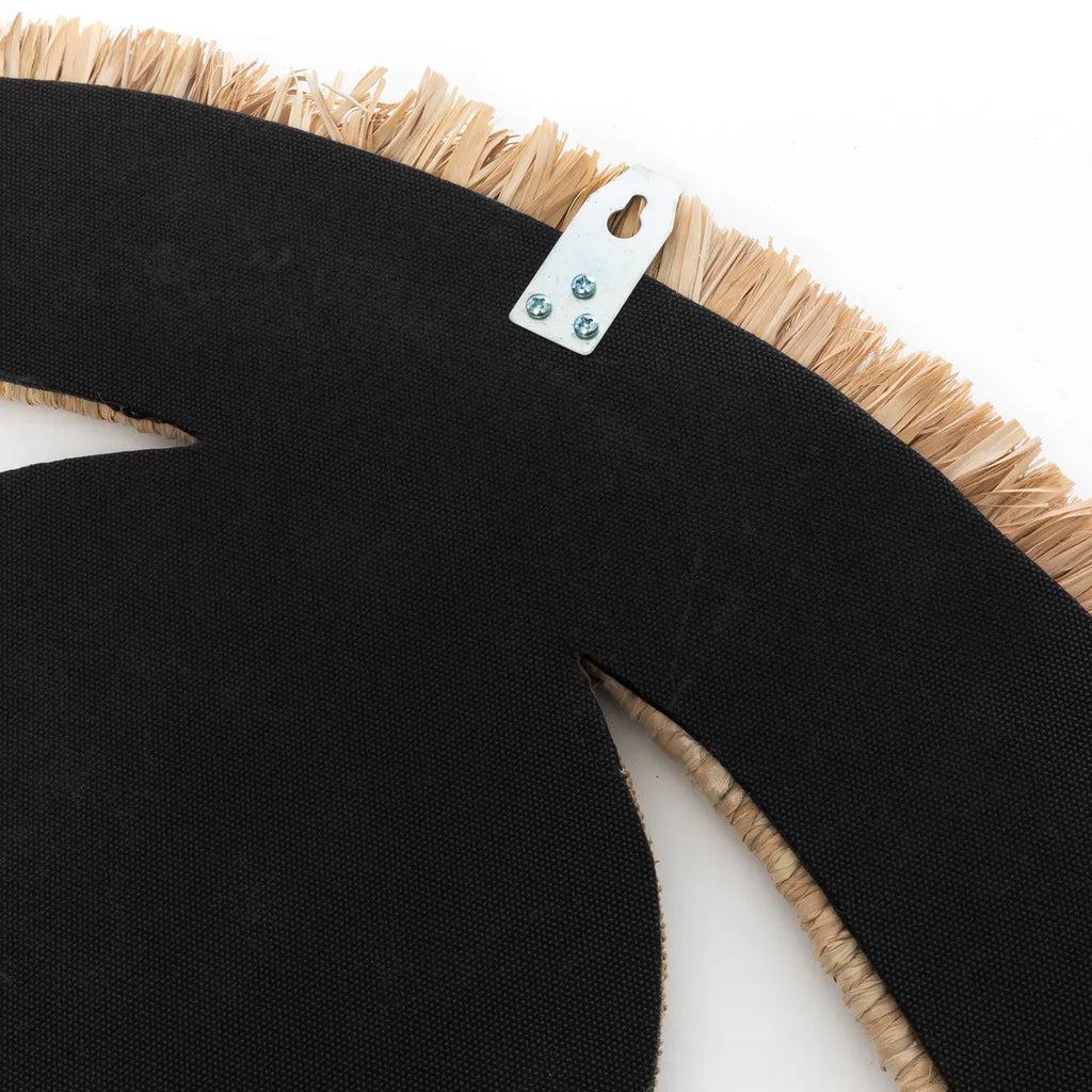 Achterzijde van de Boho Raffia Eye Mirror met ophangsysteem en natuurlijke raffia rand.