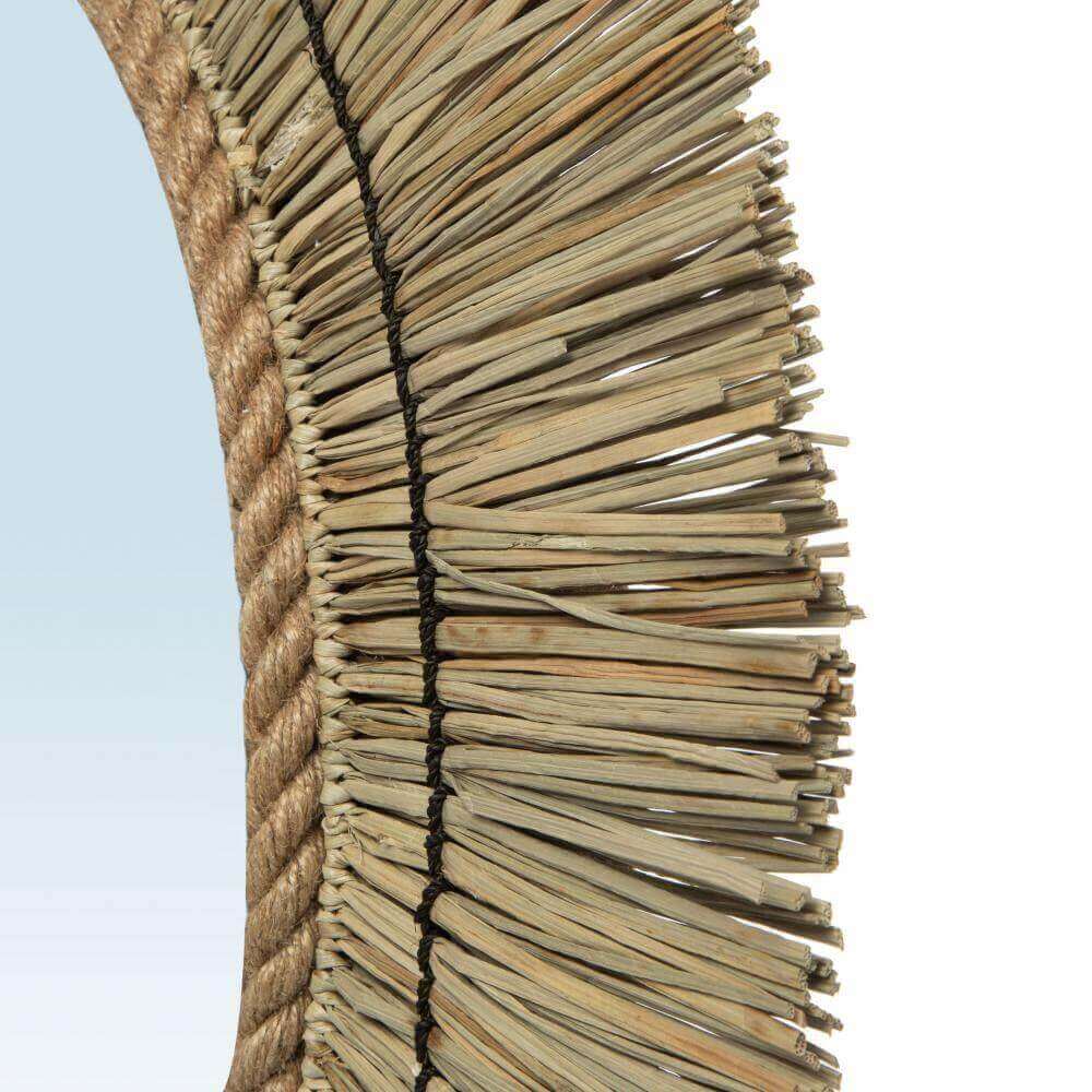 Detail van Boho spiegel The St Barth met kusttextuur en grasrand voor een aardse boho uitstraling in je interieur.