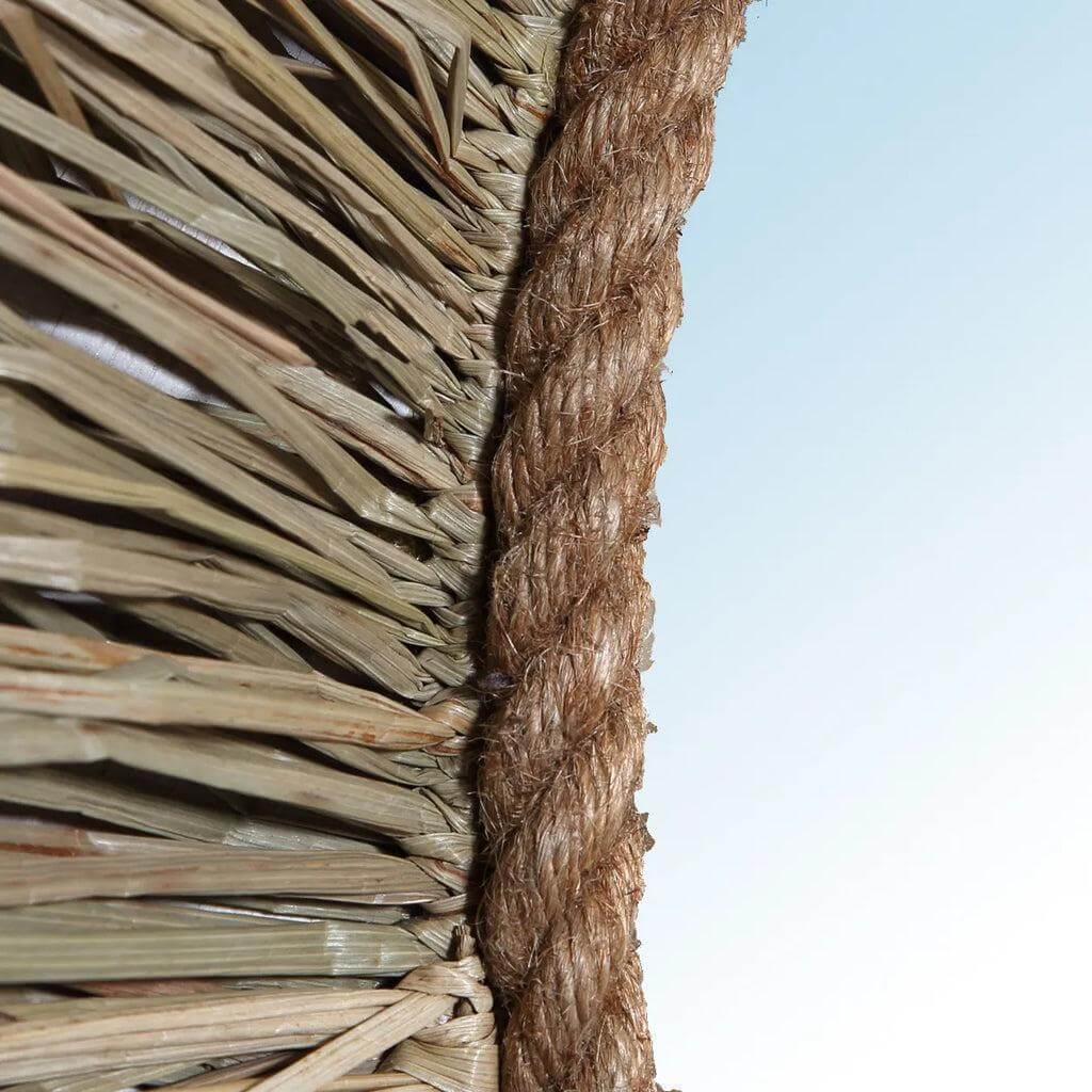 Detail van grastextuur van Boho spiegel The St Barth, voegt een aardse touch toe aan je interieur.