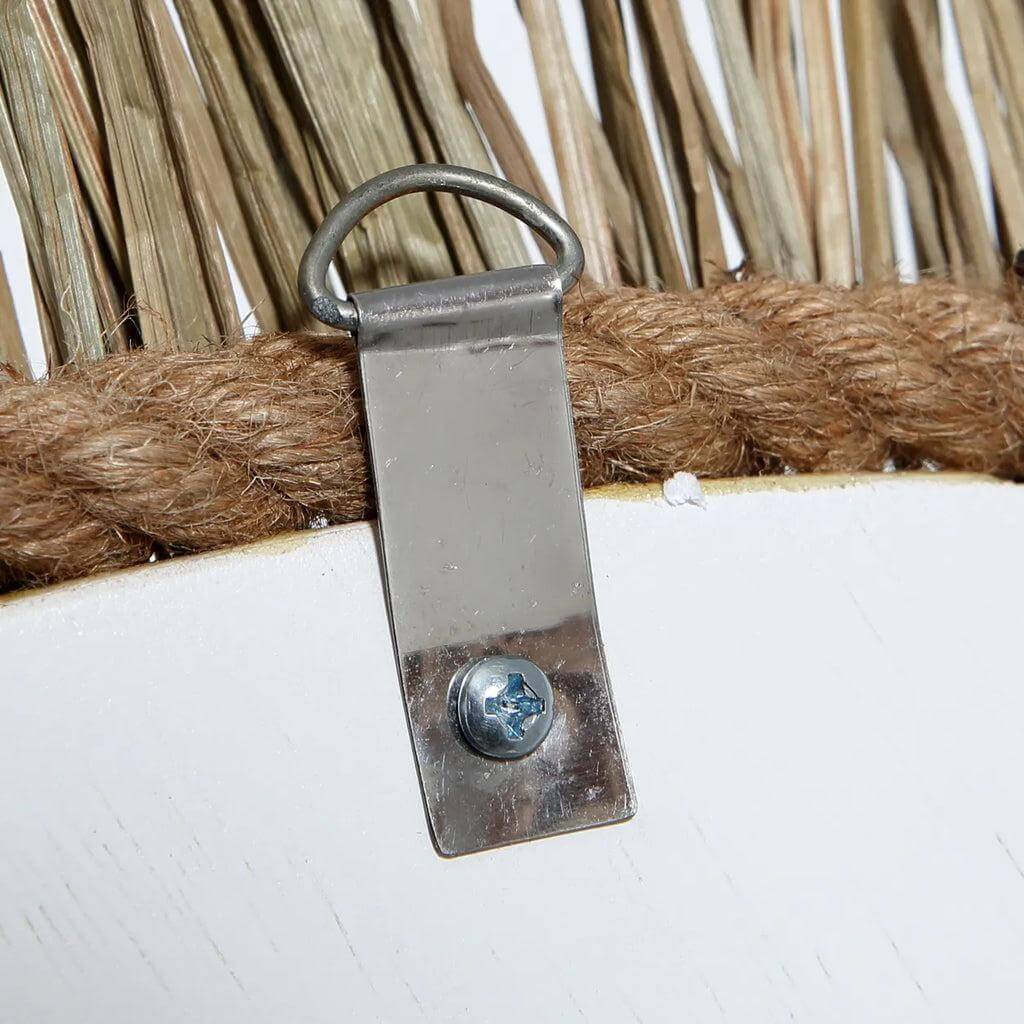 Close-up van ophangsysteem van Boho spiegel The St Barth met kusttextuur en grasdetails.