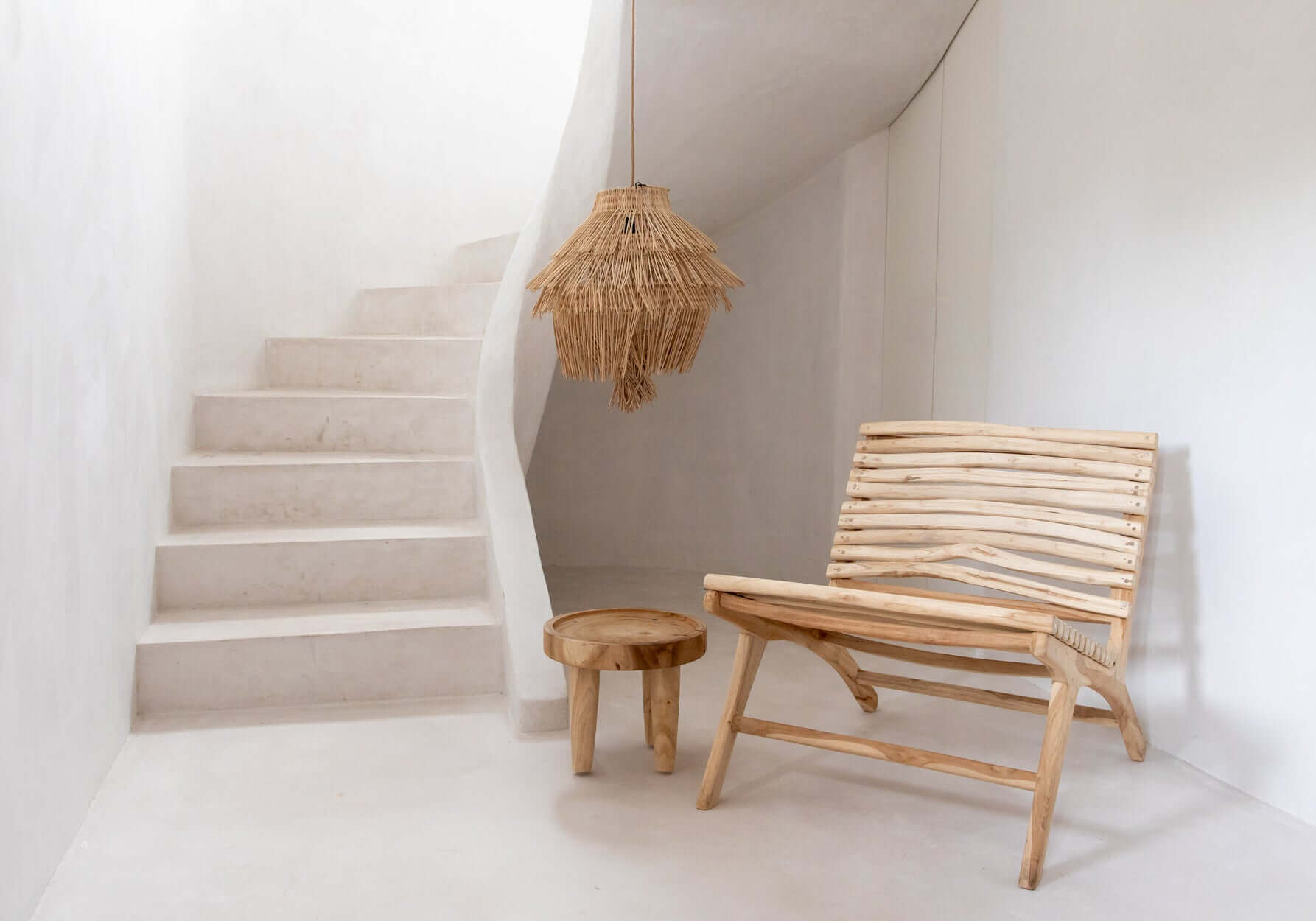 Boho stoel de Islander: unieke teakhouten stoel met organisch design voor zomerse avonden in de tuin, weerbestendig buitenmeubel.
