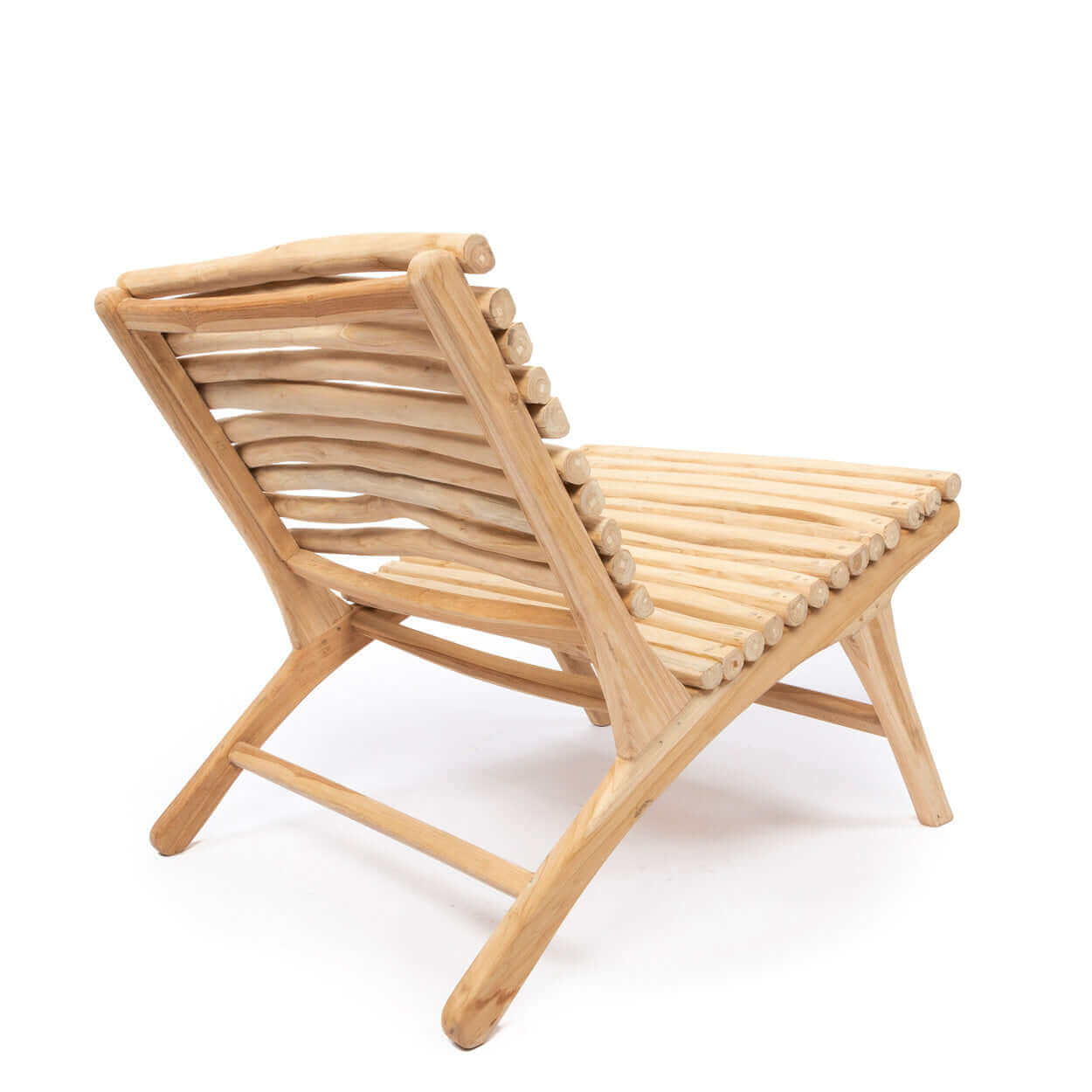 Boho stoel de Islander, handgemaakt van teakhout in een organische vorm, perfect voor zomerse tuinavonden.
