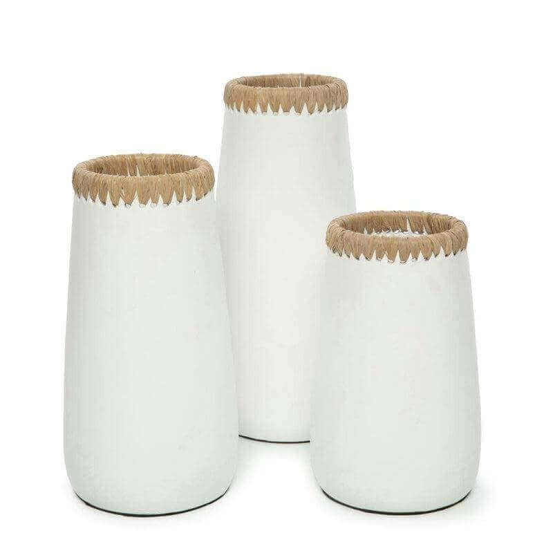 Drie witte Boho vazen met natuurlijke accenten, perfect voor een elegant en subtiel interieur.
