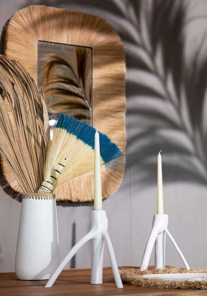 Boho vaas "The Sneaky" in wit met droge takken en moderne kaarsstandaard, elegantie voor elk interieur.