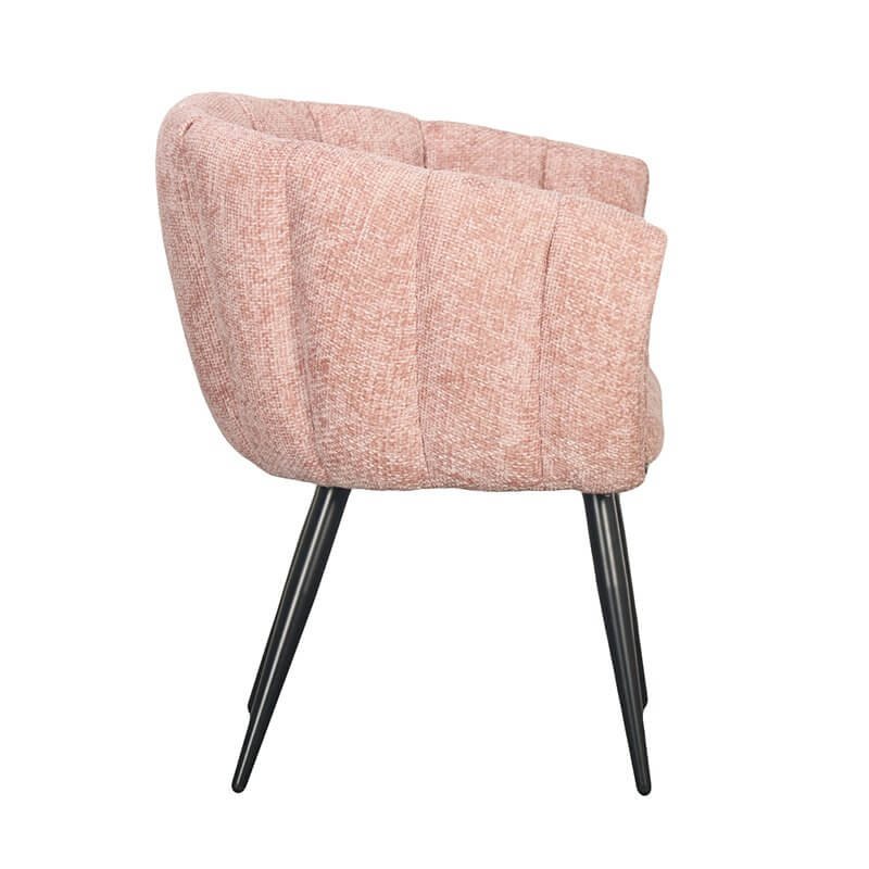 Breeze Stoel Pastel Roze zijaanzicht toont luxe rugleuning en moderne zwarte poten, perfect voor stijlvol dineren. Set van 2.