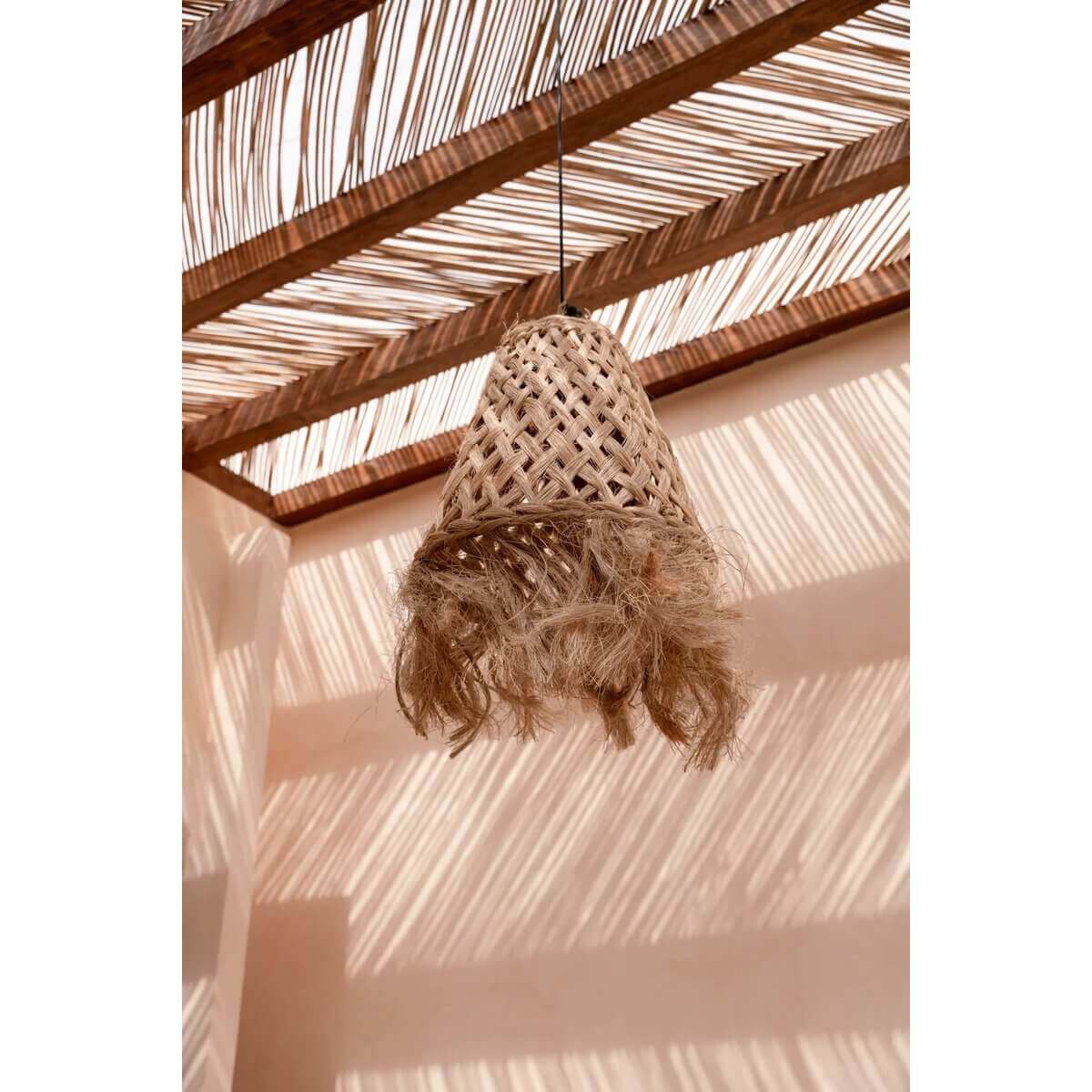 Handgemaakte Abaca Jelly Fish hanglamp met natuurlijke look, perfect voor kustinterieur.
