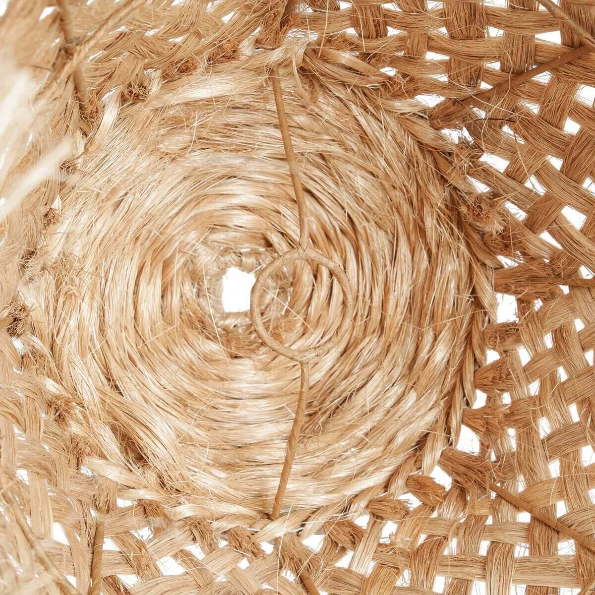 Close-up van geweven abacagras van de Abaca Jelly Fish-hanger, een duurzame lamp zonder elektrische bedrading.