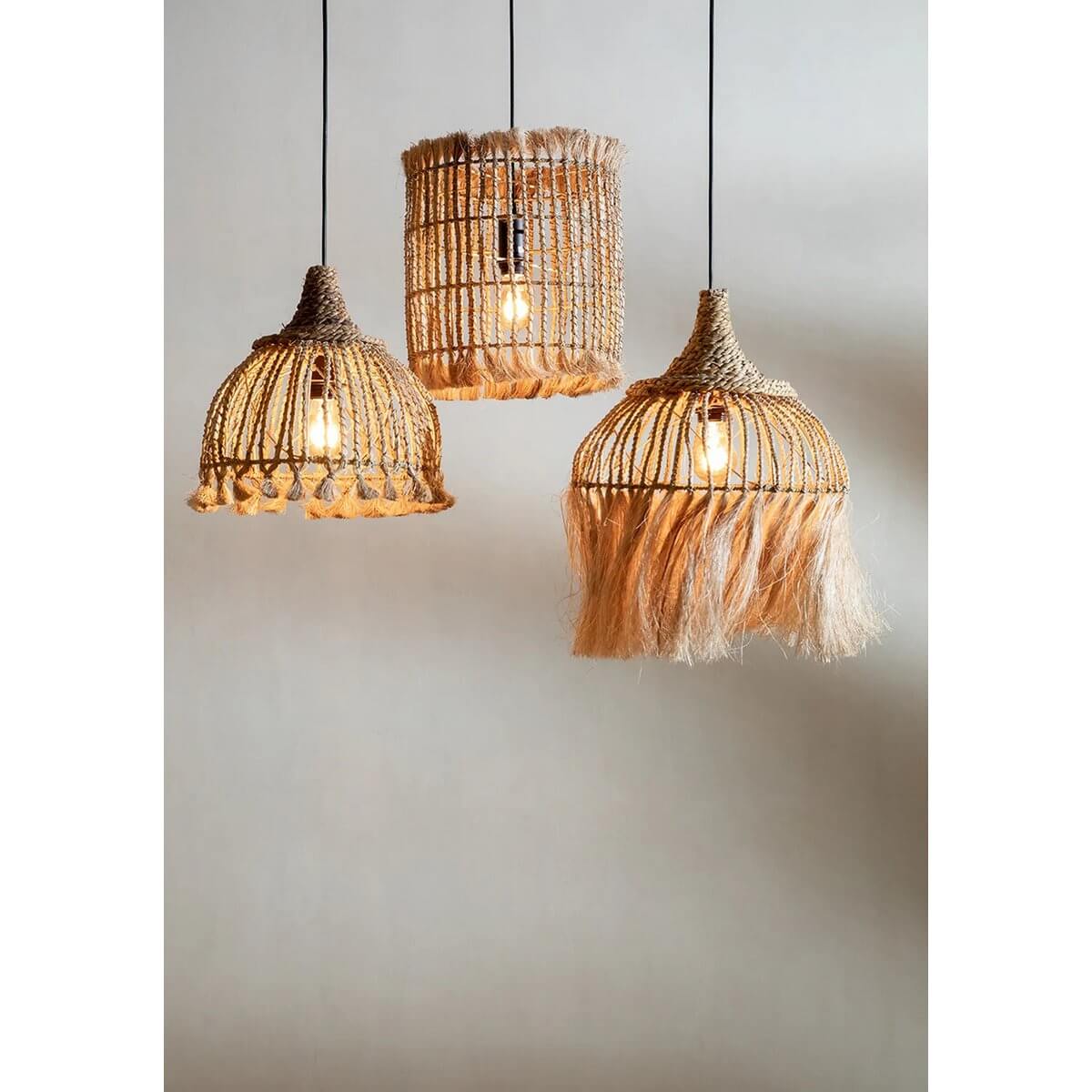 Alt Tag: Drie beige hanglampen van abaca gras voor een boho-sfeer, ideaal voor middelgrote kamers.