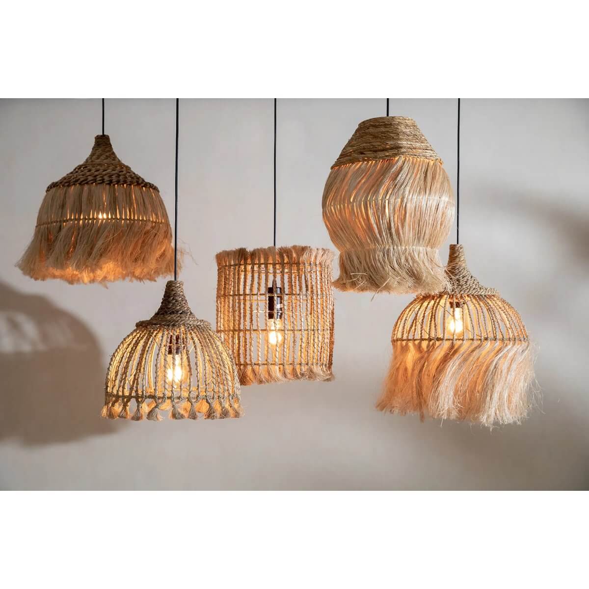 Boho hanglampen gemaakt van Abaca Gras met sfeervolle kwastjes, natuurlijke beige tint, merk Bazar Bizar Living.