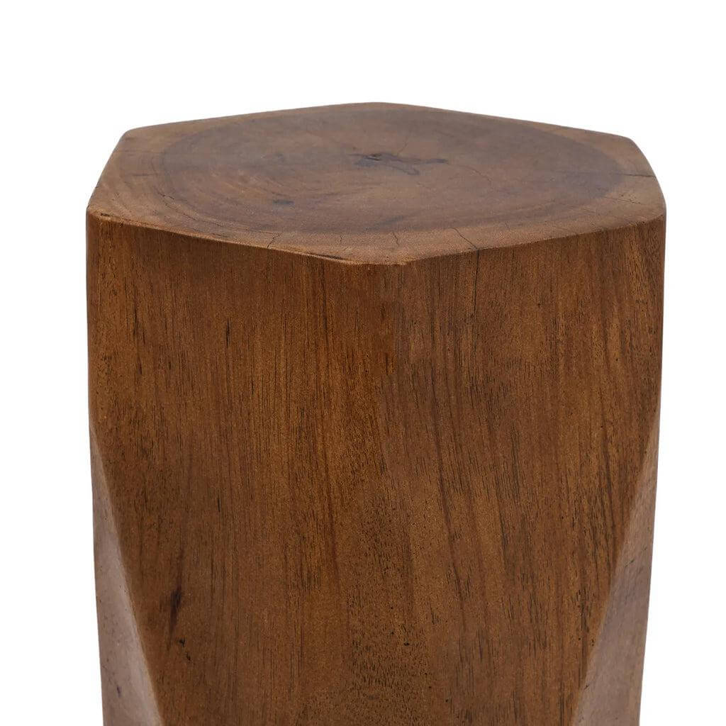 Alt Tag: De Adira Kruk - Naturel, geometrische suarhouten kruk. Warm houtpatroon voor authentieke interieurs. Lichtgewicht en verplaatsbaar.