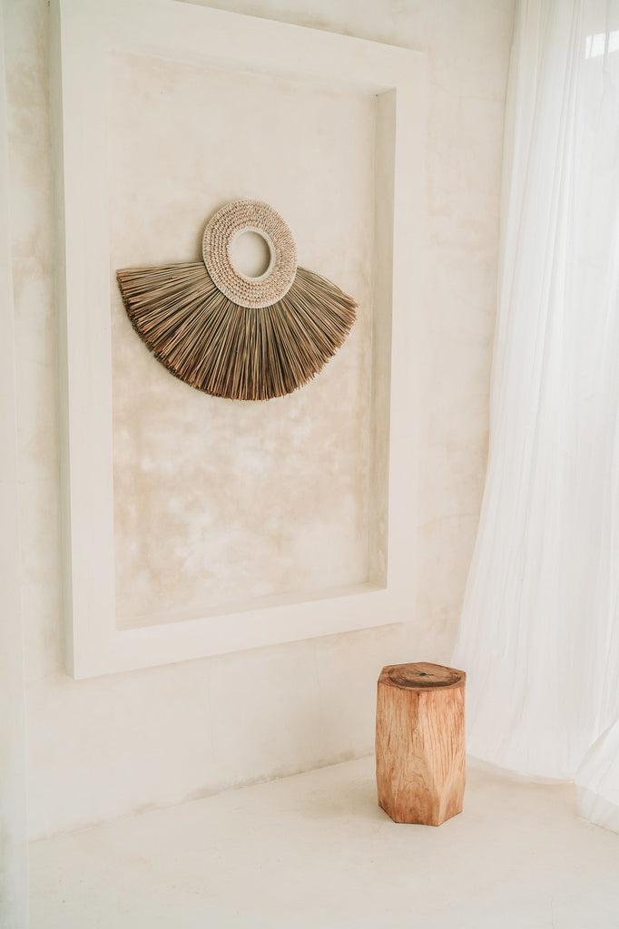 Alt Tag: De Adira Kruk - Natuurlijke houten kruk van suarhout, geometrische vorm, industrieel design, voor een warme en authentieke sfeer.