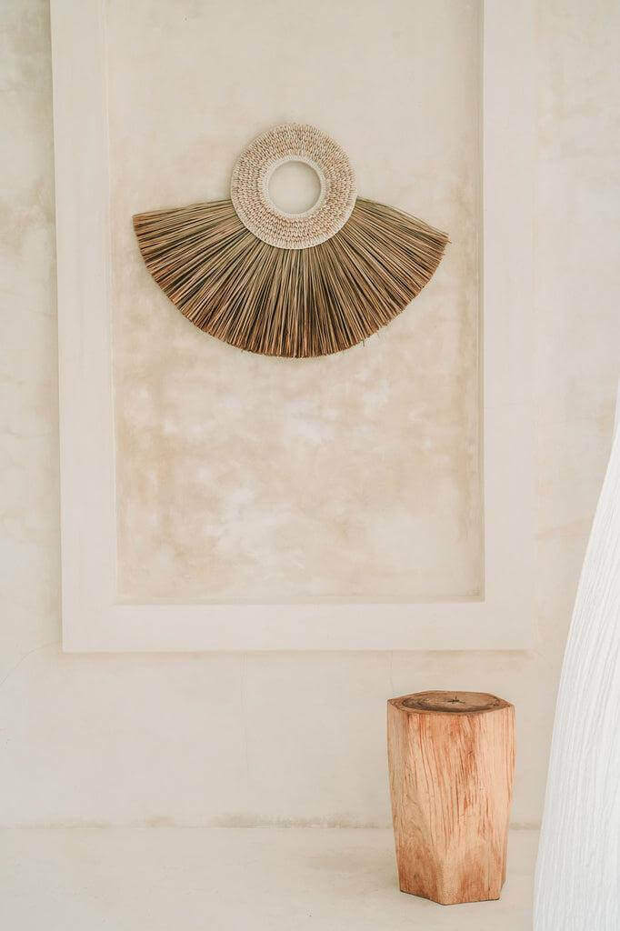 Elegante Adira kruk van duurzaam suarhout met natuurlijke tinten in geometrische vorm, perfect voor elk interieur.