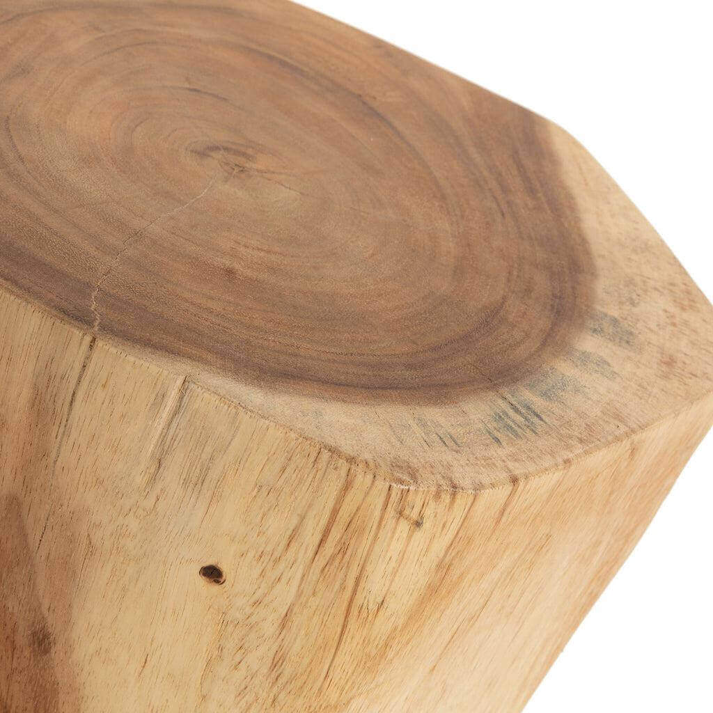 Natuurlijke Adira Kruk van suarhout met geometrische vorm, donkere tinten en patronen. Lichtgewicht en makkelijk verplaatsbaar.