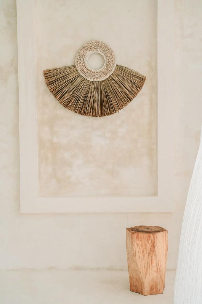 Prachtige De Adira Kruk van suarhout in geometrische vorm, natuurlijke kleur, perfecte interieurblikvanger voor warmte en stijl.