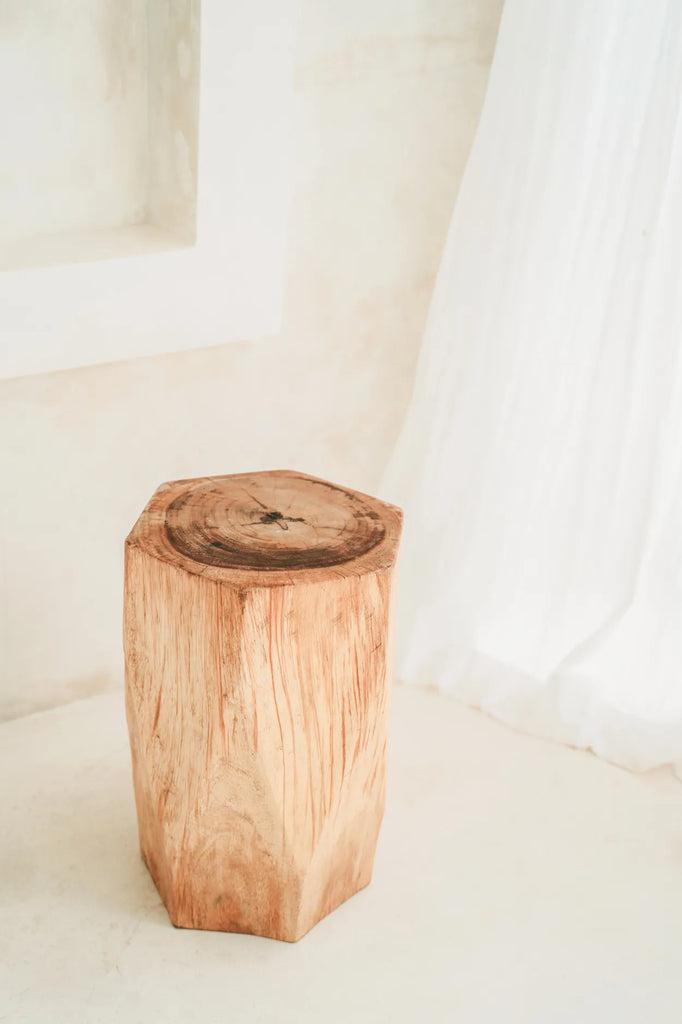 Houten Adira Kruk in geometrische vorm, gemaakt van duurzaam suarhout. Donker natuurlijke tinten geven warmte aan elke kamer.