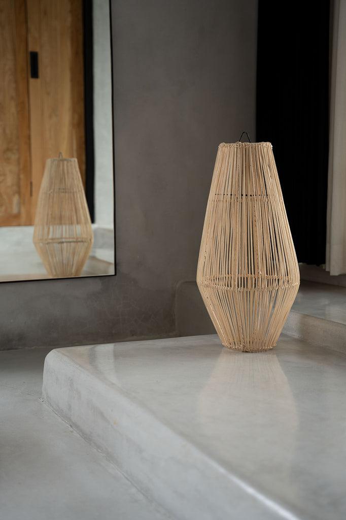 De Afrodisiac Hanglamp - Naturel, geïnspireerd op slanke vintage parfumfles, voegt stijl toe aan elke ruimte met haar elegante ontwerp.
