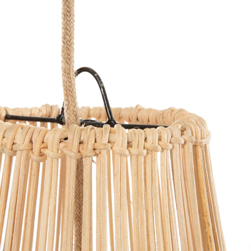 Detail van De Afrodisiac Hanglamp - Naturel, met slanke rotan structuur en vintage design voor elegante verlichting.