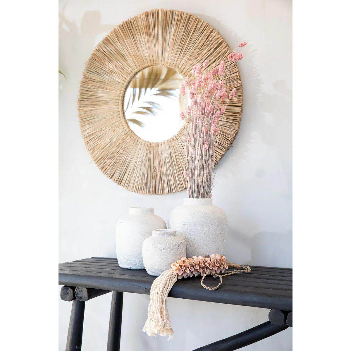 Alt Tag: De Alang Alang Spiegel - Naturel - L, ronde spiegel van zeegras, glas en rotan, past perfect in een bohemian interieur, door Bazar Bizar.