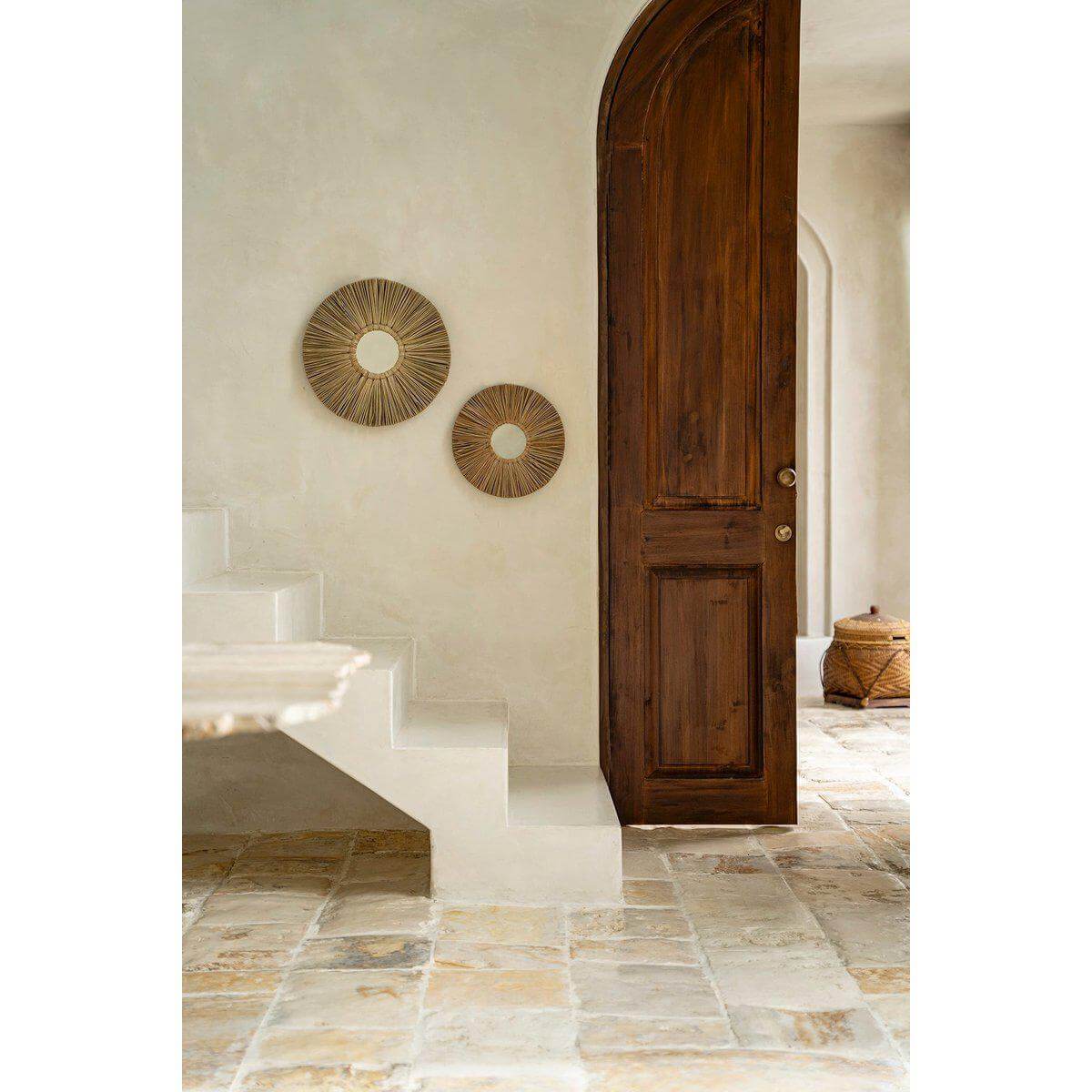 Alt Tag: Twee ronde zeegras spiegels aan de muur naast een houten deur in een minimalistisch interieur, van Bazar Bizar Living.