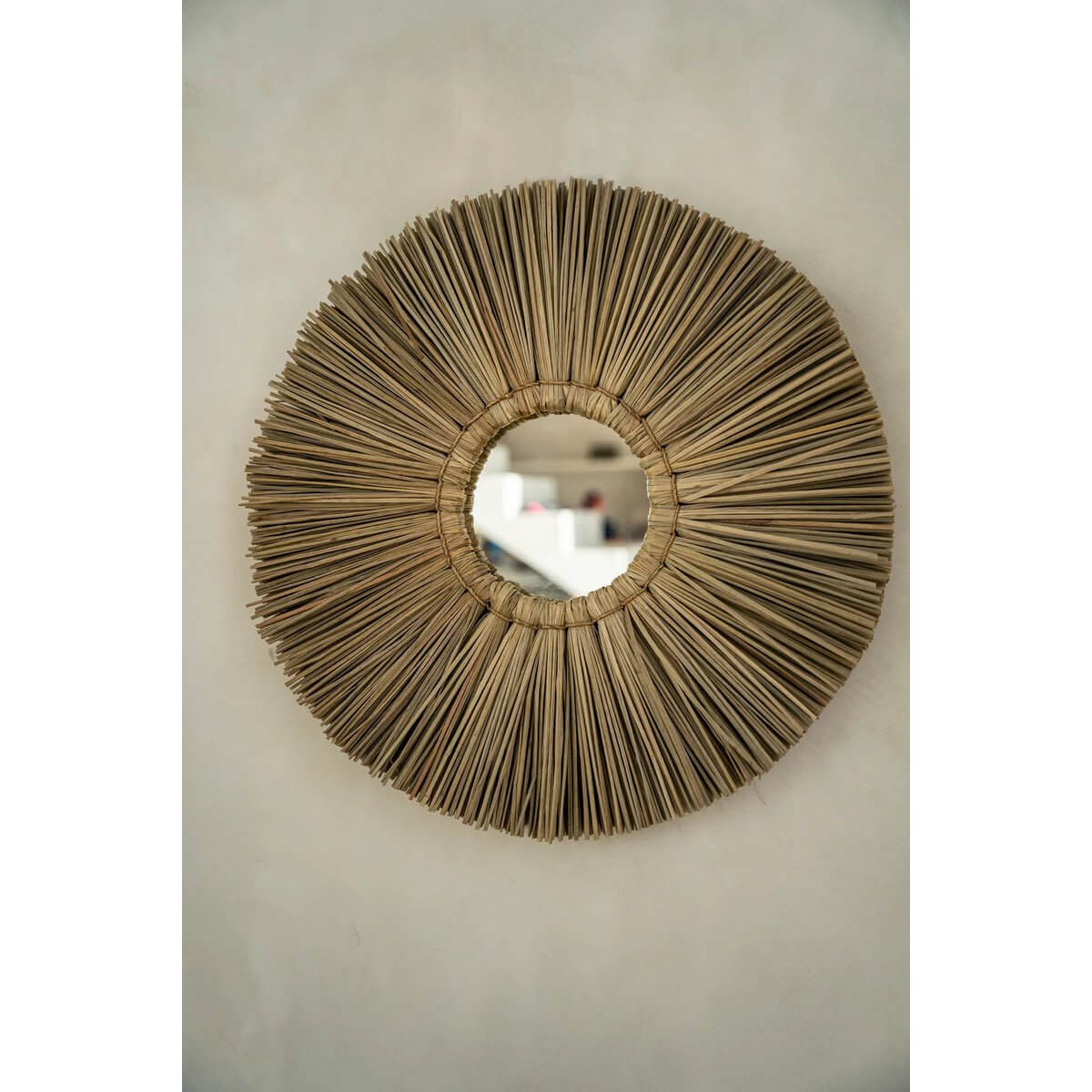 Natuurlijke zeegras spiegel met boho-stijl, ronde vorm en 35 cm in diameter, van Bazar Bizar Living. Perfect voor kustinterieur.