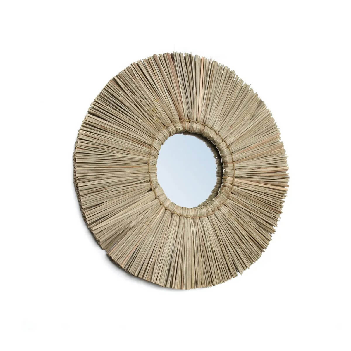Ronde spiegel met zeegrasrand, boho stijl, beige kleur, voor een kustachtige uitstraling in huisinterieur.