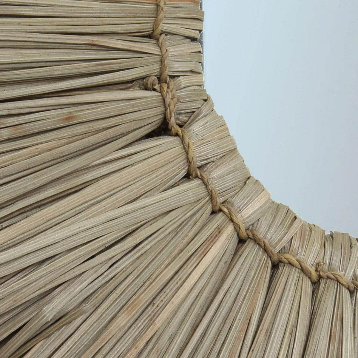 Close-up van de natuurlijke grasafwerking van de De Alang Alang spiegel, boho stijl van Bazar Bizar Living.