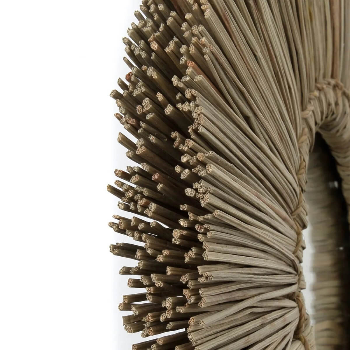 Detail De Alang Alang Spiegel met natuurlijke zeegras vezels voor een boho interieur, merk Bazar Bizar Living.