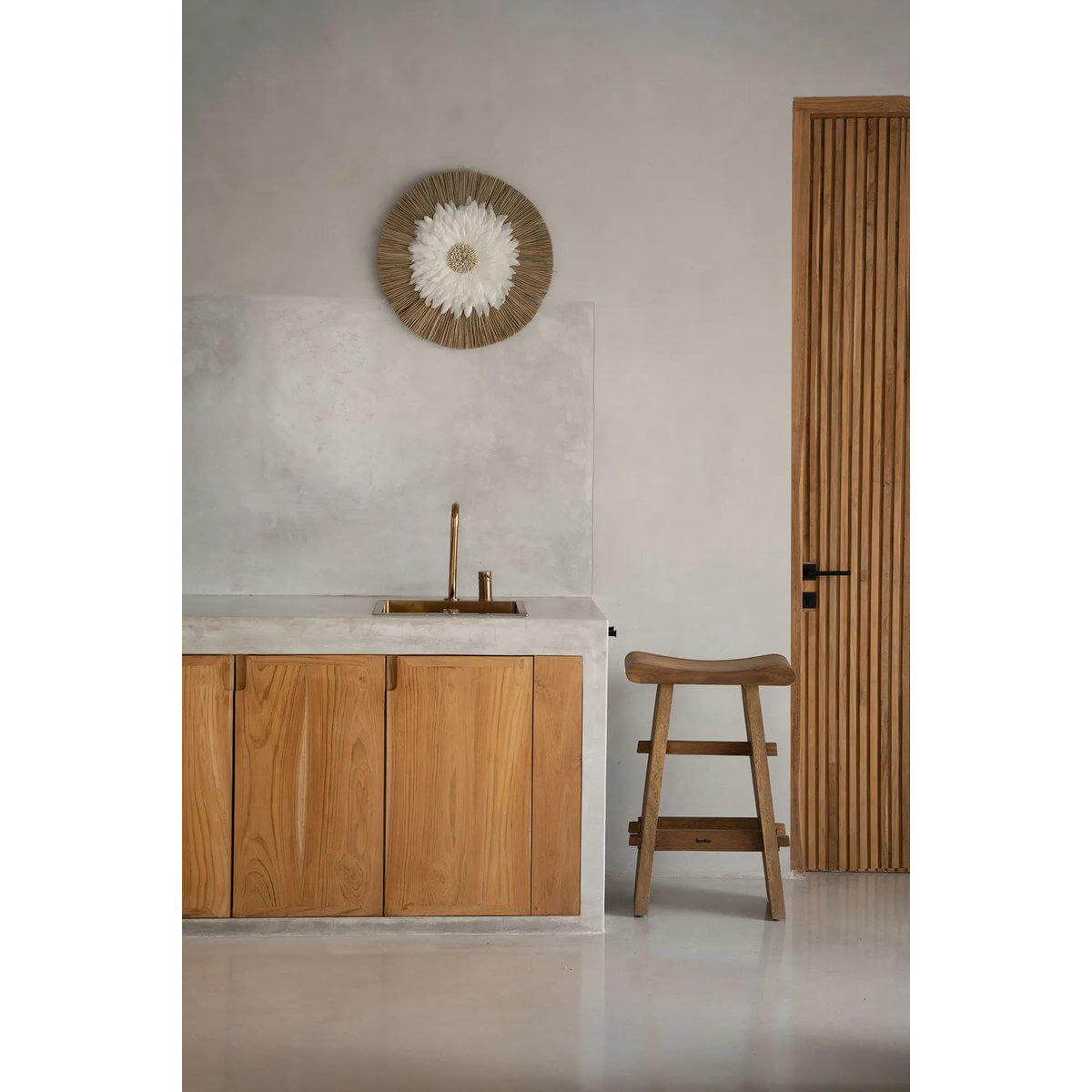 Natuurlijke witte Juju muurdecoratie met Alang Alang veren en kauri schelpen boven een rustieke houten keuken.