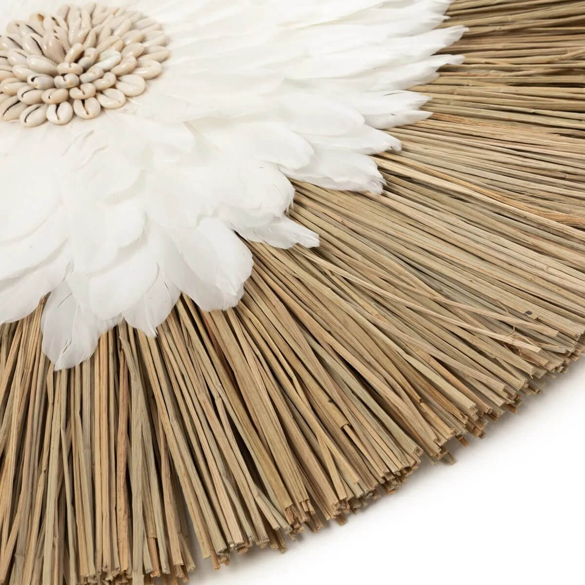 De Alang Feather Juju met witte veren, kaurischelpen en alang alang gras voor exotische wanddecoratie.